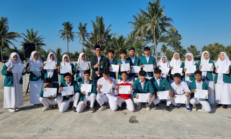 Photo of Torehkan Prestasi, Siswa MAN 4 Sleman Terima Penghargaan di Apel Pagi