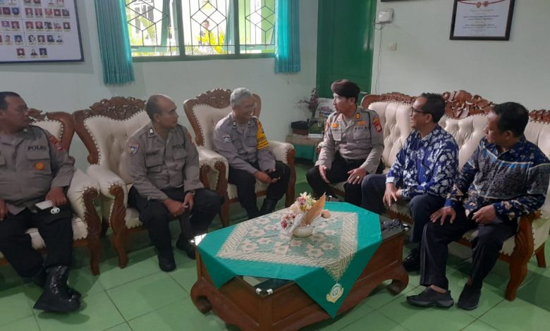 Photo of Polsek Pakem Sambangi Manesa, Pastikan Pembelajaran Berlangsung Kondusif