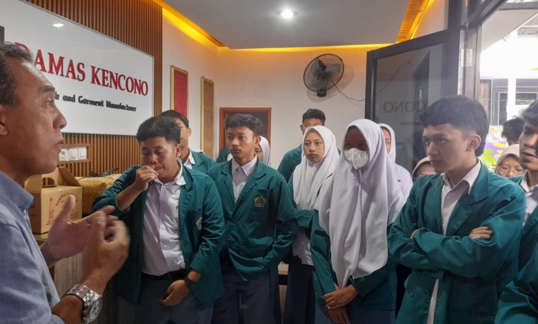 Photo of Kunjungan Industri Perluas Wawasan Siswa Dalam Berwirausaha