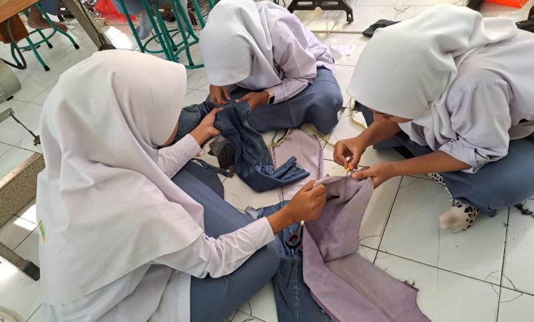 Photo of Kreatif dan Inspiratif, Siswa MAN 4 Sleman Sulap Limbah Denim Jadi Tirai Bernilai Jual
