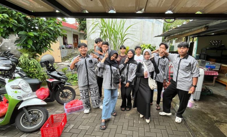 Photo of OSIS MAN 4 Sleman Tebar Takjil On The Road