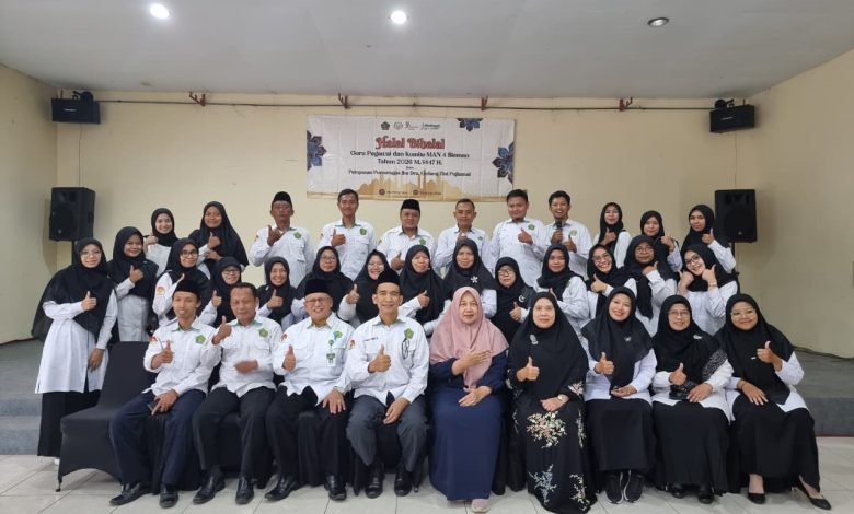 Photo of Sosok Hangat dan Disiplin, Bu Endang Resmi Purnatugas