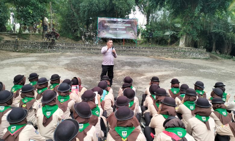 Photo of Tanamkan Karakter Disiplin, Polsek Pakem Beri Pembinaan Peserta Kemah MAN 4 Sleman