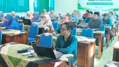 Photo of Guru MAN 4 Sleman Ciptakan Aplikasi ‘Si Manis’ Satu Genggam Kini Kalahkan Tumpukan Kertas!