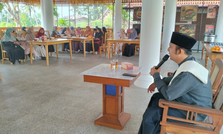 Photo of Pengajian Keluarga Besar MAN 4 Sleman Perkuat Sinergi, Gus Syarif Ajak Jemaah Menjadi Pribadi Sabar dan Bersyukur