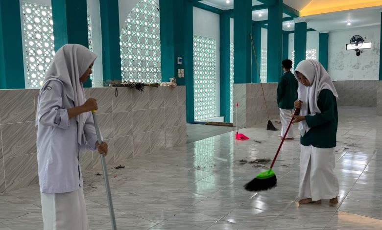 Photo of Geber Mas di MAN 4 Sleman, Warga Madrasah Kompak Bersihkan Masjid An-Najah