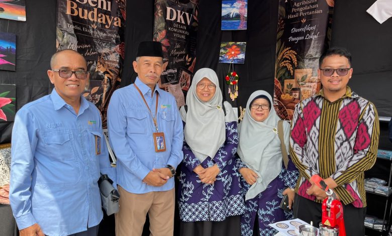 Photo of Kabid Dikmad Kemenag DIY Apresiasi Stand MAN 4 Sleman di Extranas VIII Lamongan