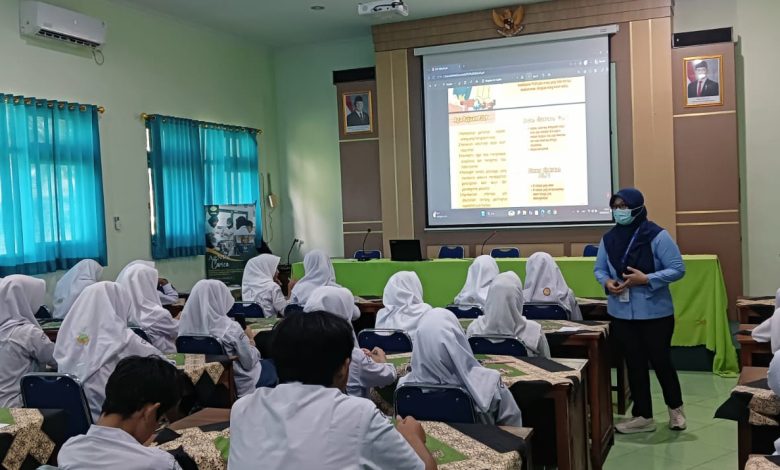 Photo of Gandeng Puskesmas Pakem, MAN 4 Sleman Bekali Siswa Keterampilan Pertolongan Pertama pada Luka Psikologis